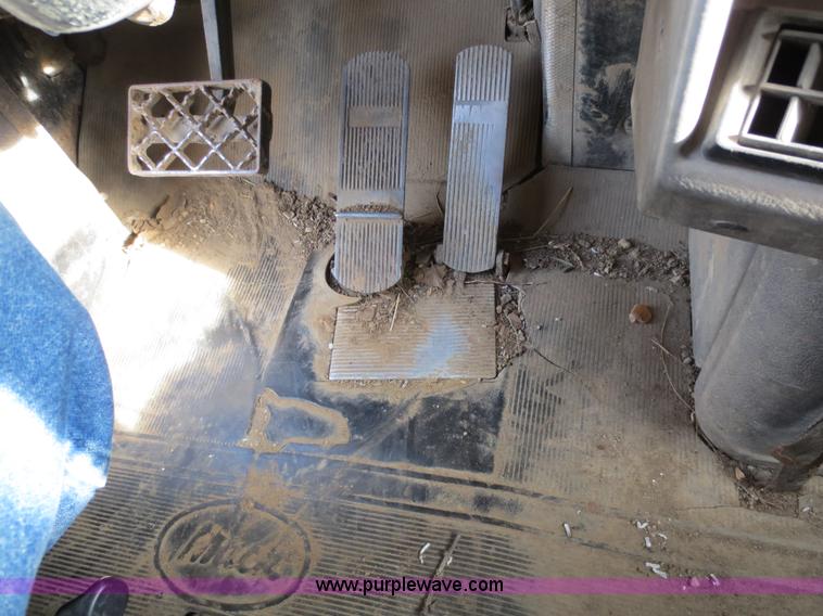 image for item F6557 1990 Mack DM690S roll-off truck