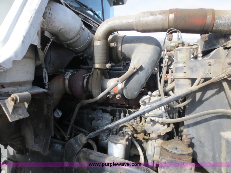 image for item F6557 1990 Mack DM690S roll-off truck