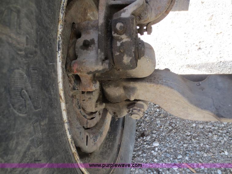 image for item F6557 1990 Mack DM690S roll-off truck