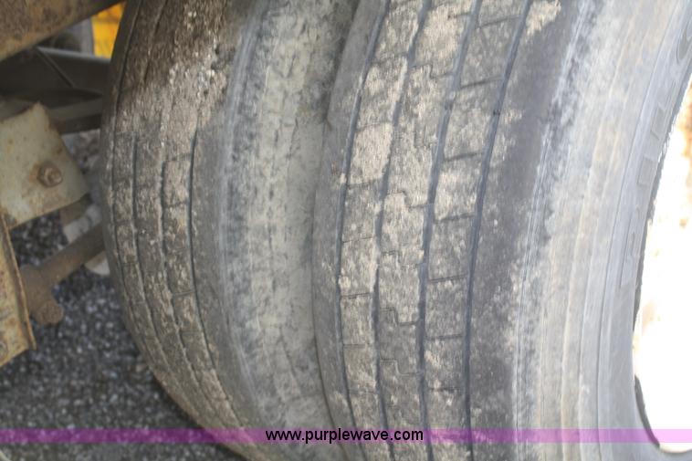 image for item O9823 1993 Utility 53' generator trailer