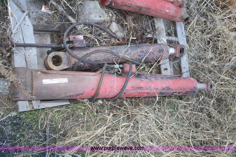 image for item O9875 (3) hydraulic cylinders