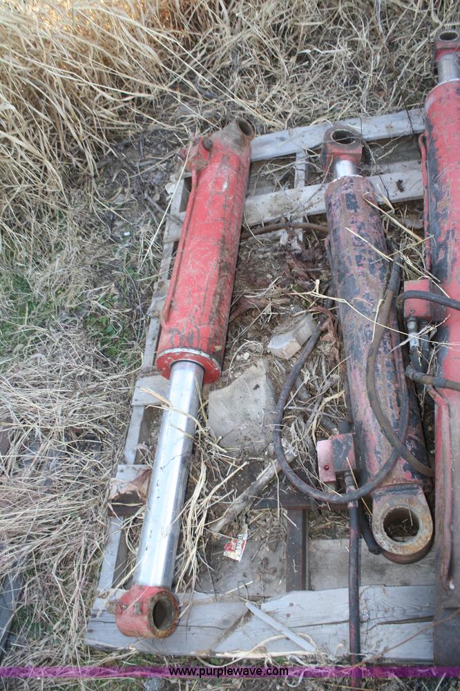 image for item O9875 (3) hydraulic cylinders