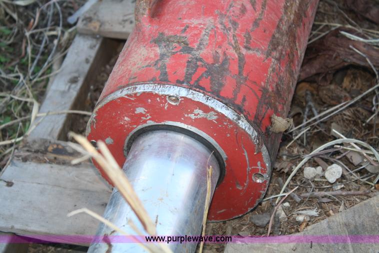 image for item O9875 (3) hydraulic cylinders