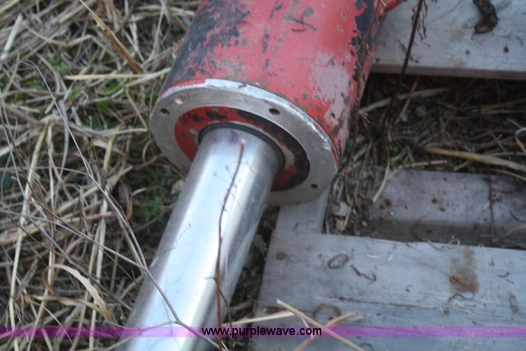 image for item O9875 (3) hydraulic cylinders