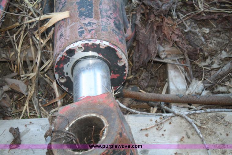 image for item O9875 (3) hydraulic cylinders