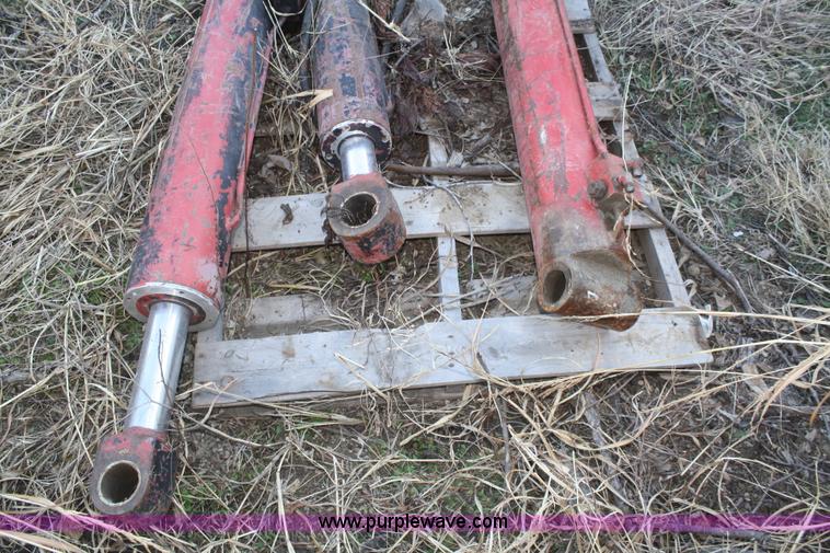 image for item O9875 (3) hydraulic cylinders