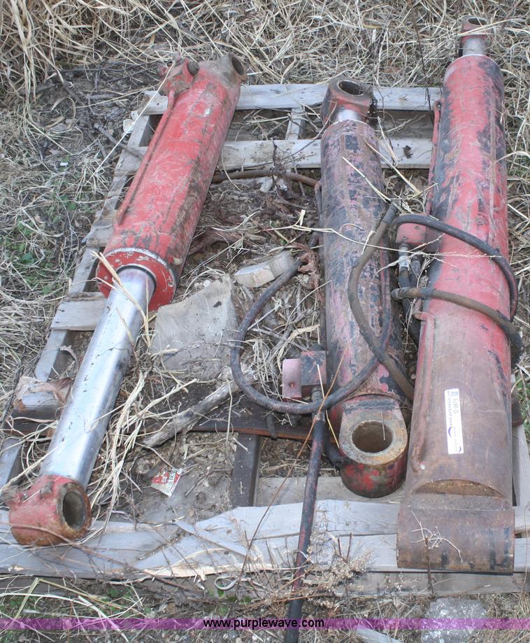 image for item O9875 (3) hydraulic cylinders