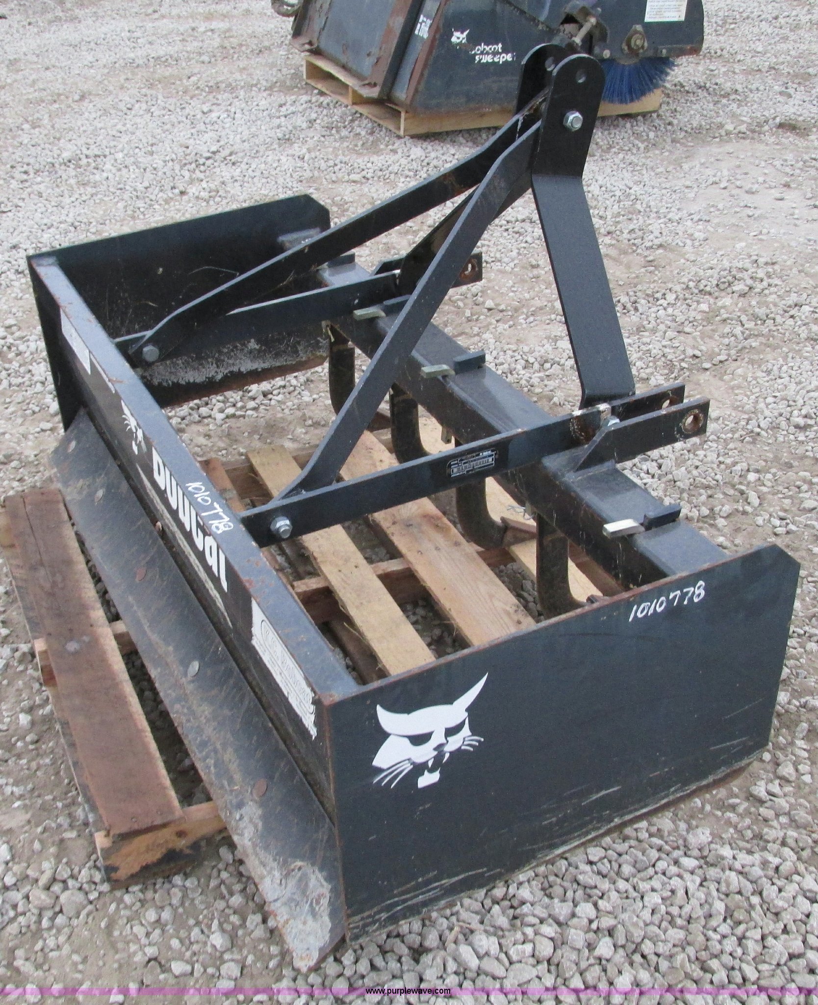 Bobcat 60" box blade in Olathe, KS Item F4114 sold Purple Wave