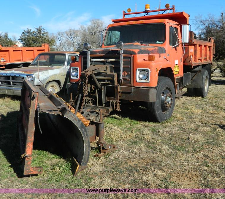 image for item B3988 1986 International S1700 dump truck