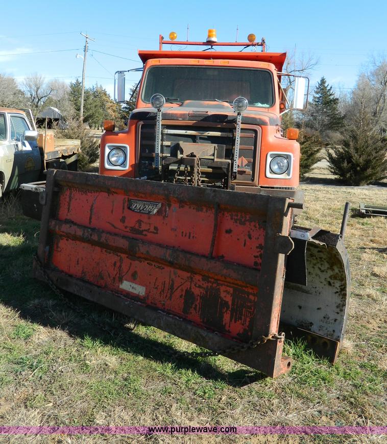 image for item B3988 1986 International S1700 dump truck