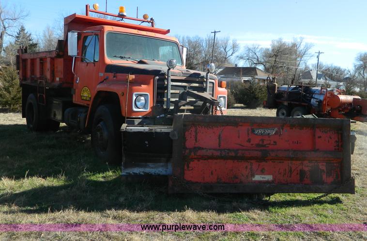 image for item B3988 1986 International S1700 dump truck