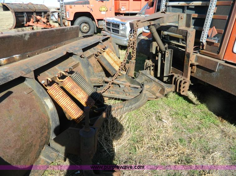 image for item B3988 1986 International S1700 dump truck