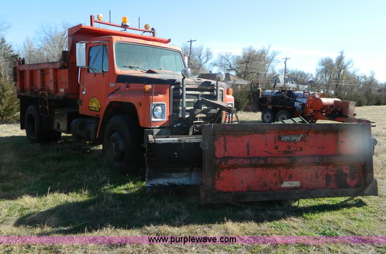 image for item B3988 1986 International S1700 dump truck