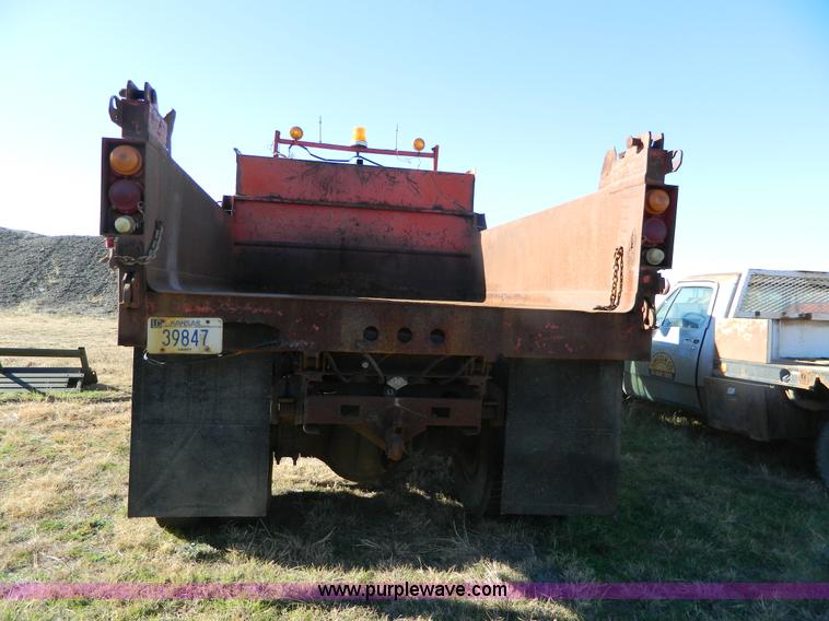 image for item B3988 1986 International S1700 dump truck