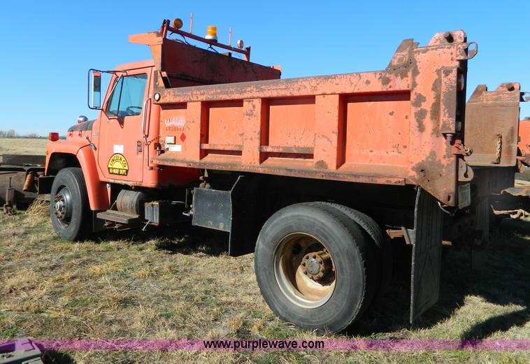 image for item B3988 1986 International S1700 dump truck