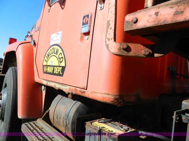 image for item B3988 1986 International S1700 dump truck