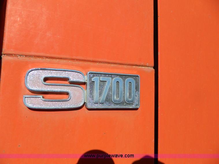 image for item B3988 1986 International S1700 dump truck