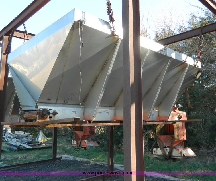 image for item B3988 1986 International S1700 dump truck