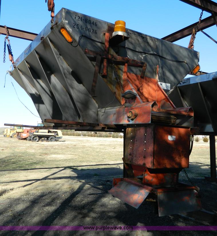 image for item B3988 1986 International S1700 dump truck