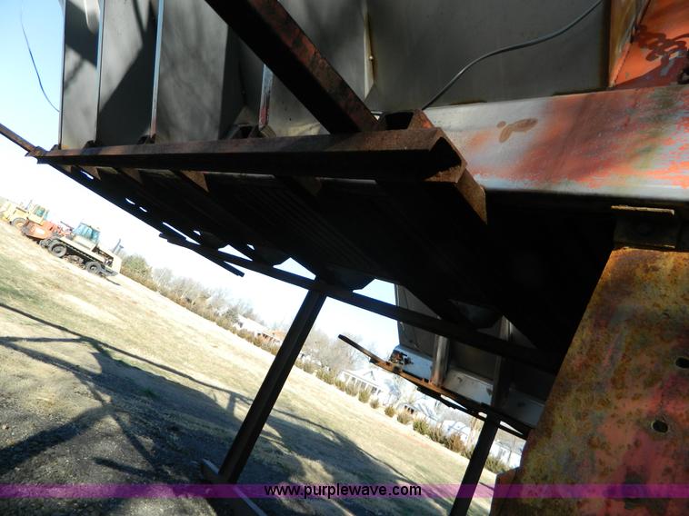 image for item B3988 1986 International S1700 dump truck