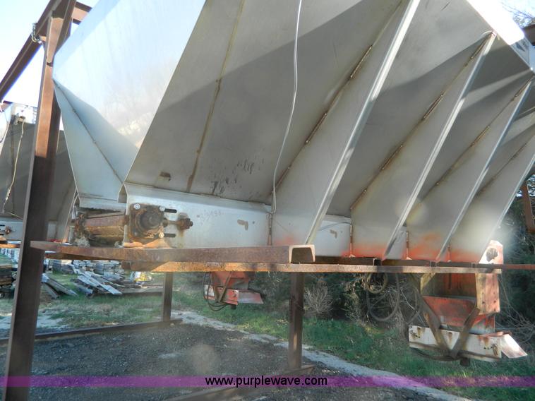 image for item B3988 1986 International S1700 dump truck