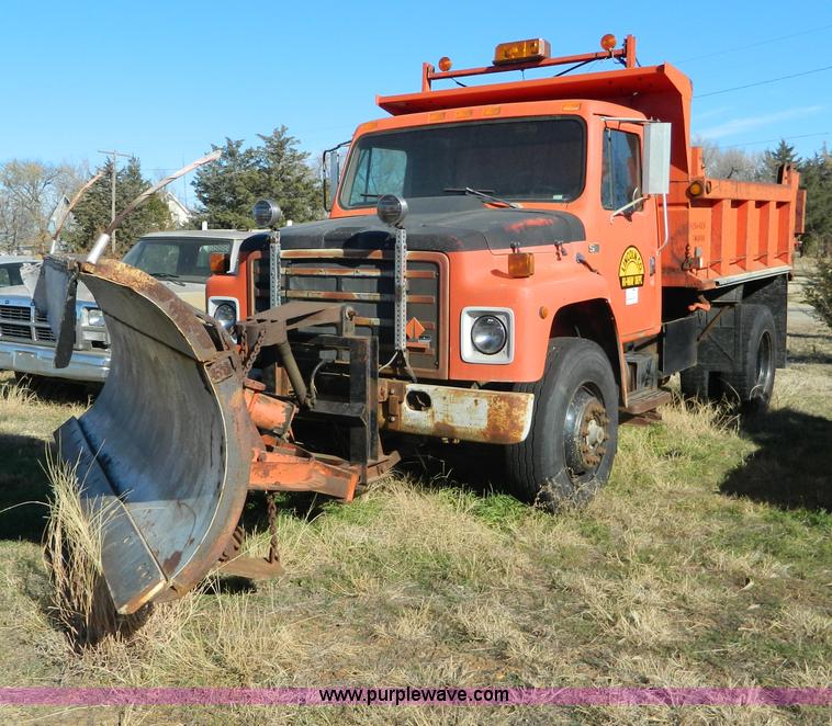 image for item B3989 1986 International S1700 dump truck