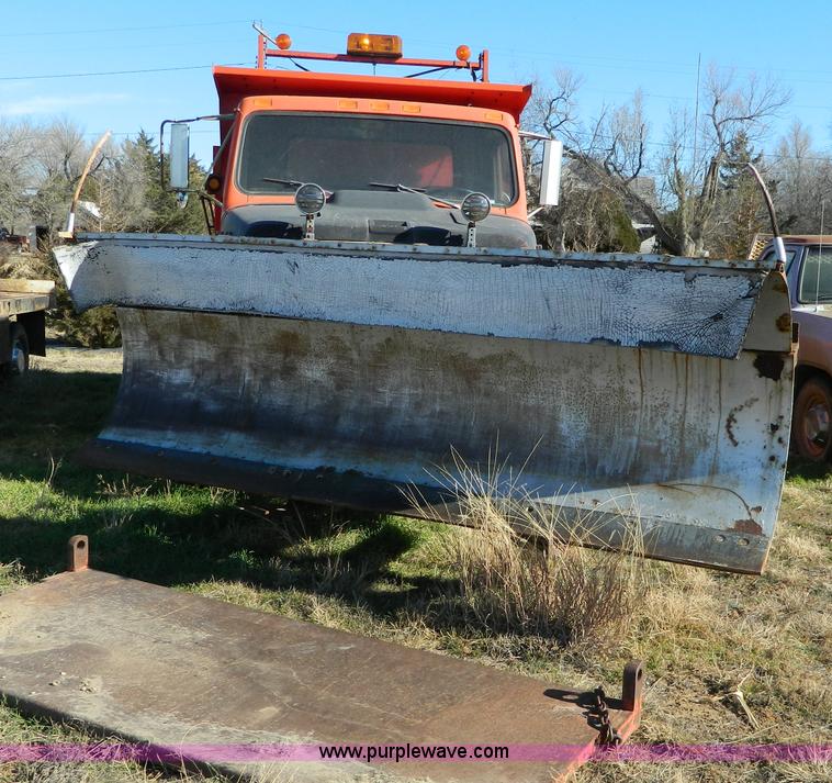 image for item B3989 1986 International S1700 dump truck