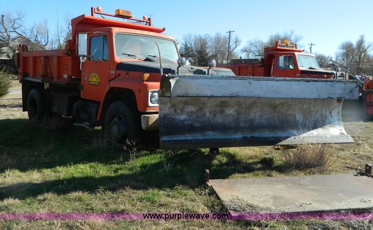image for item B3989 1986 International S1700 dump truck