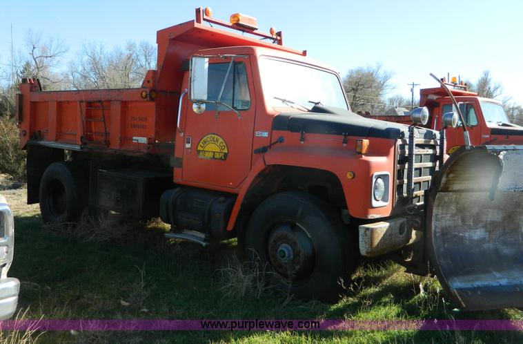 image for item B3989 1986 International S1700 dump truck