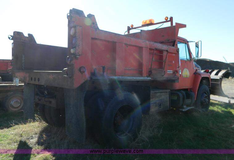 image for item B3989 1986 International S1700 dump truck