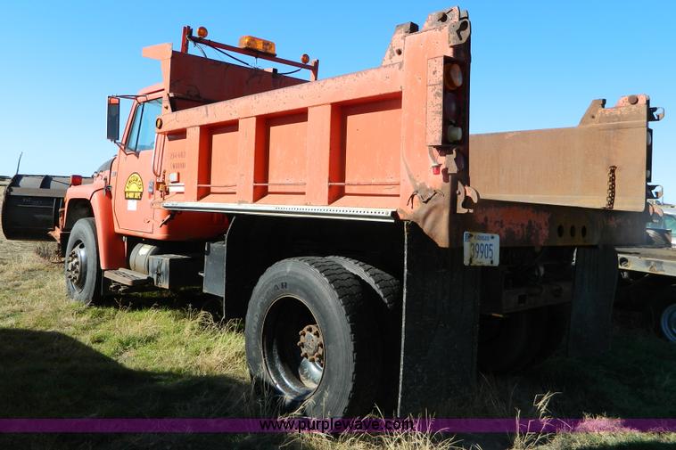 image for item B3989 1986 International S1700 dump truck