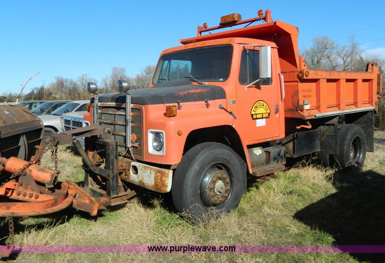 image for item B3989 1986 International S1700 dump truck