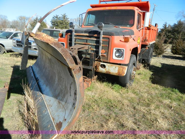 image for item B3989 1986 International S1700 dump truck