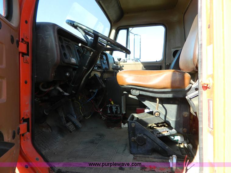 image for item B3989 1986 International S1700 dump truck