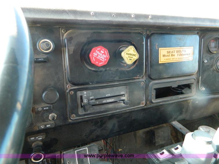 image for item B3989 1986 International S1700 dump truck