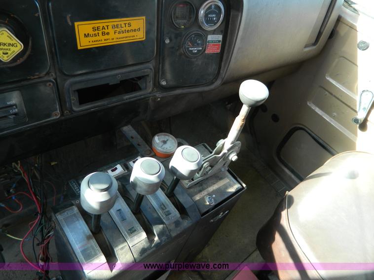 image for item B3989 1986 International S1700 dump truck