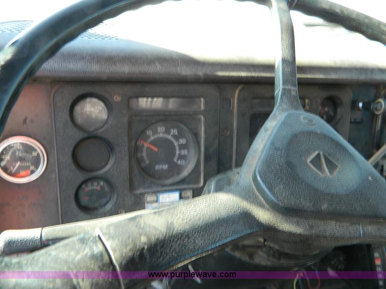 image for item B3989 1986 International S1700 dump truck