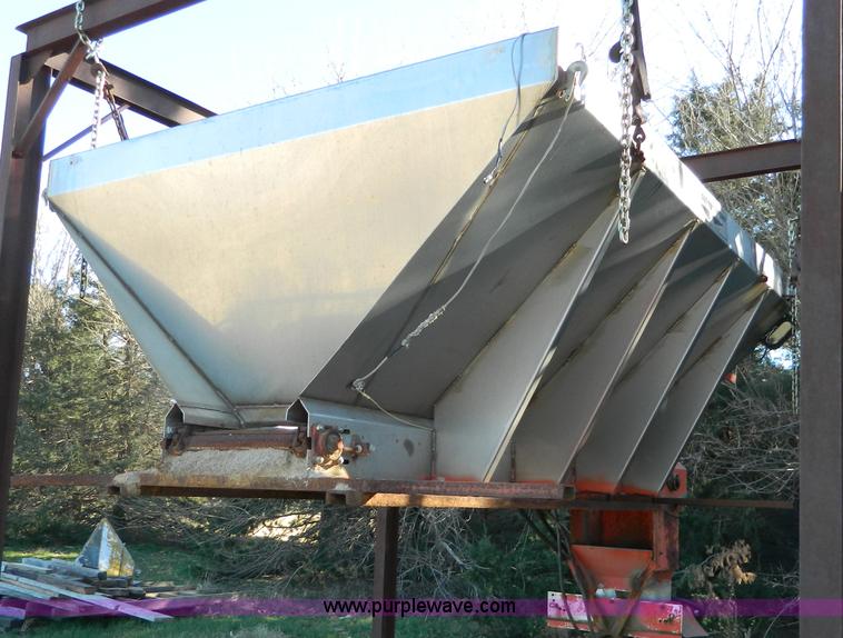 image for item B3989 1986 International S1700 dump truck