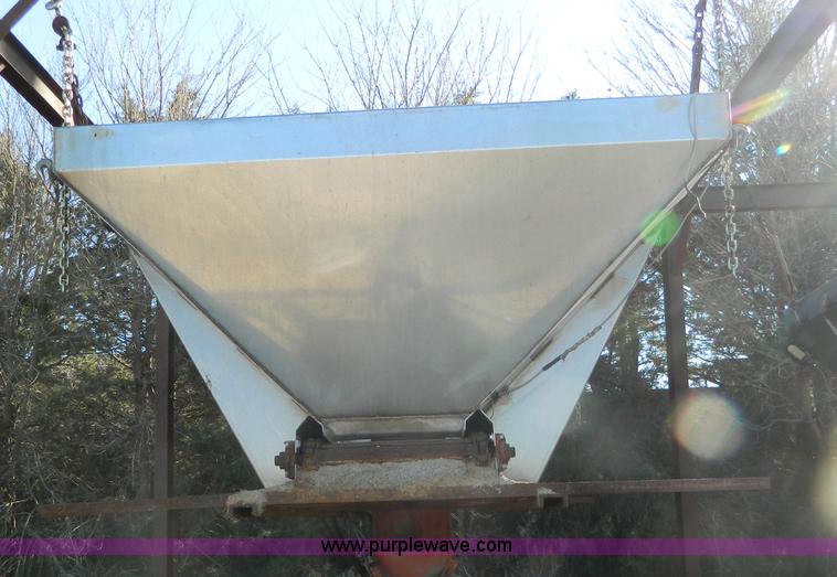 image for item B3989 1986 International S1700 dump truck