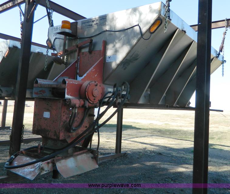 image for item B3989 1986 International S1700 dump truck