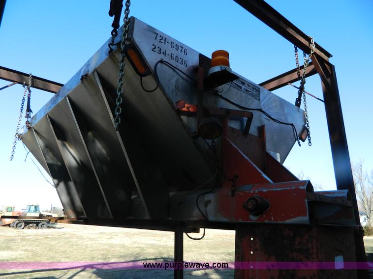 image for item B3989 1986 International S1700 dump truck