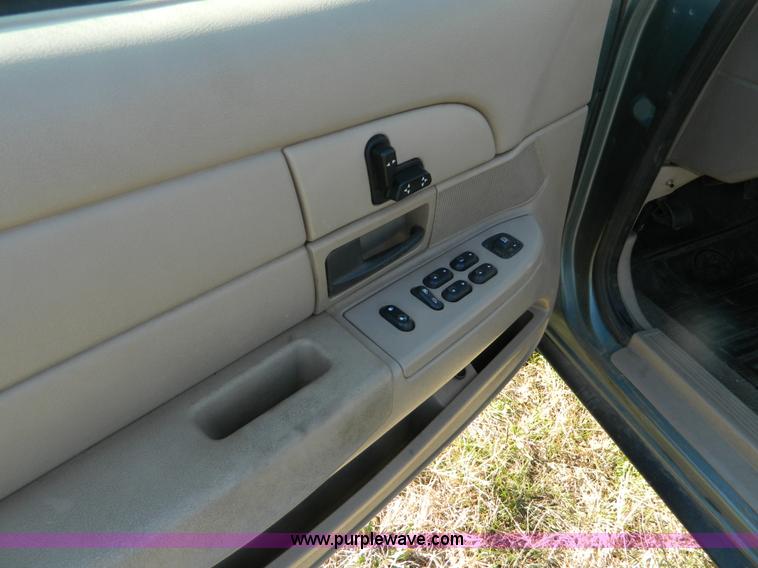 image for item B3994 2005 Ford Crown Victoria Police Interceptor