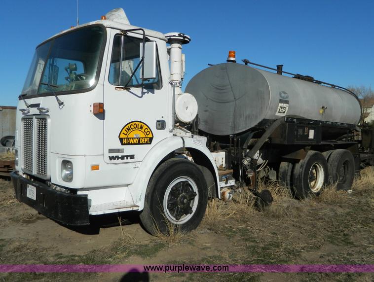image for item B3996 1983 White Xpeditor 2 oiler truck
