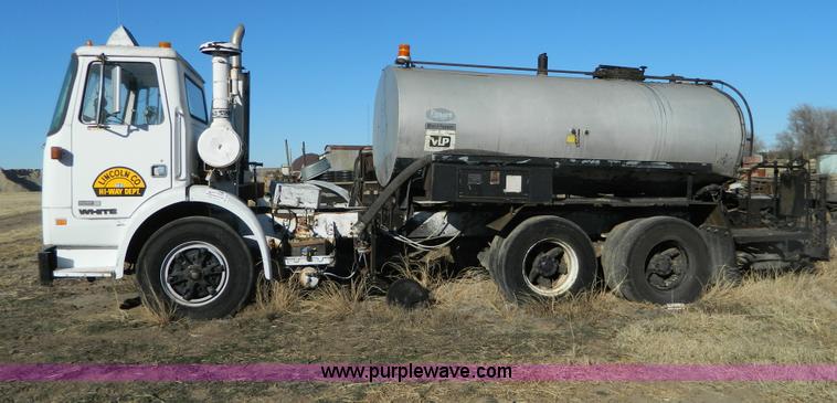 image for item B3996 1983 White Xpeditor 2 oiler truck