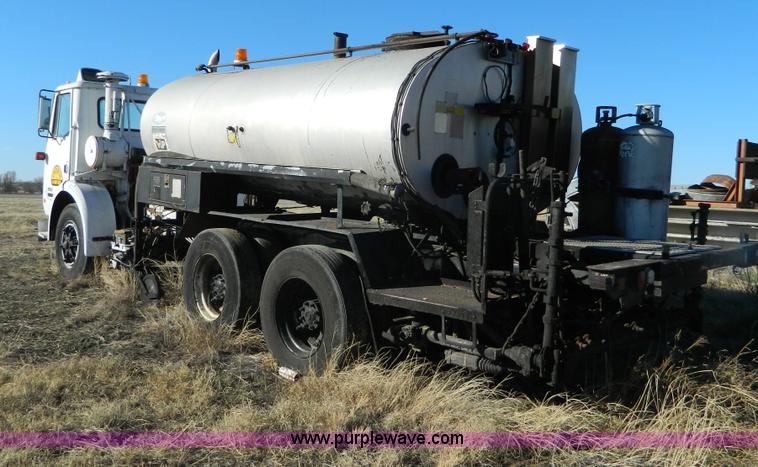 image for item B3996 1983 White Xpeditor 2 oiler truck