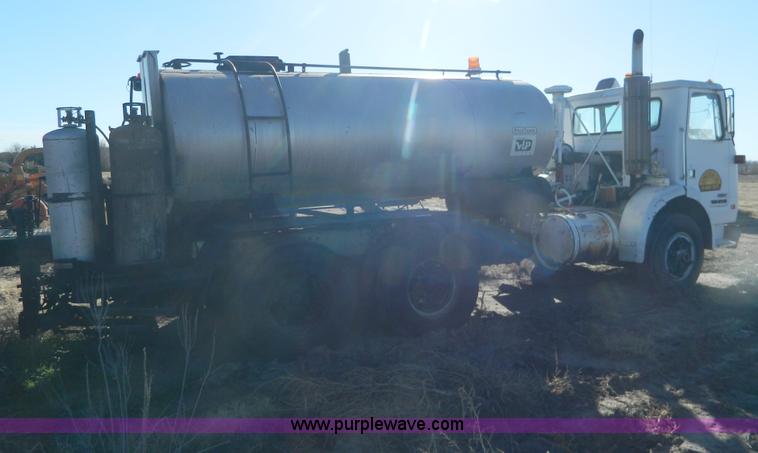 image for item B3996 1983 White Xpeditor 2 oiler truck