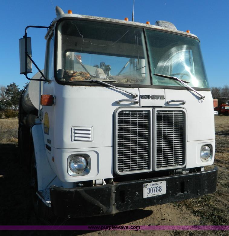 image for item B3996 1983 White Xpeditor 2 oiler truck