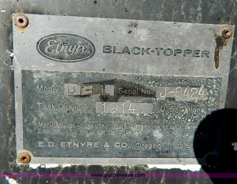 image for item B3996 1983 White Xpeditor 2 oiler truck