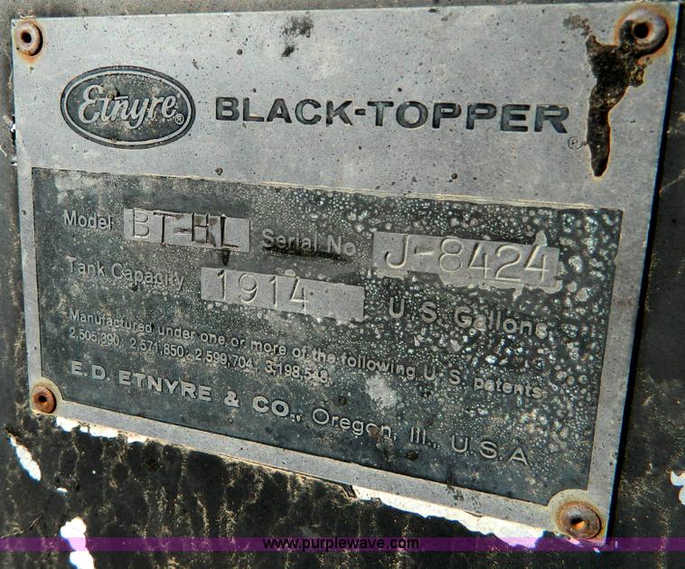 image for item B3996 1983 White Xpeditor 2 oiler truck