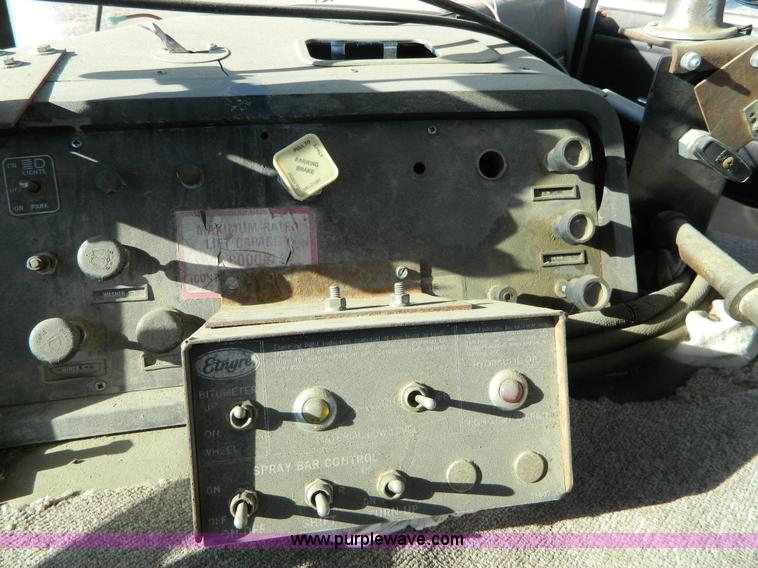 image for item B3996 1983 White Xpeditor 2 oiler truck